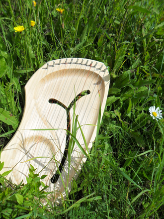 Musikinstrument Leier im Gras